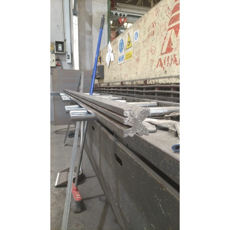 Plegadora hidraulica marca AJIAL, de 3 m